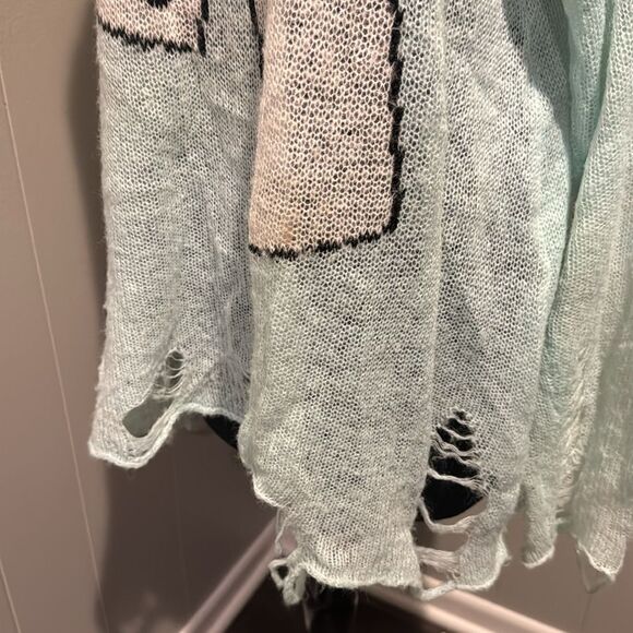 Wildfox White Label mint dice graphic lightweight shredded hem sweater. Small. - Picture 6 of 10